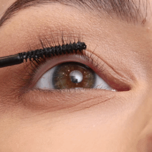 Primo piano di un modello che applica il bonder