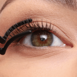 Primo piano di una modella che sfiora le ciglia